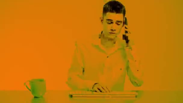 Homme d'affaires occupé à utiliser le clavier et répondre au téléphone — Video