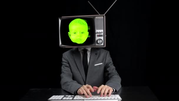 Hombre usando teclado con televisión en la cabeza con cara de bebé — Vídeos de Stock