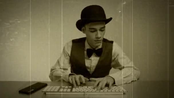 Bilgisayar klavyesinde yazan iş adamı — Stok video