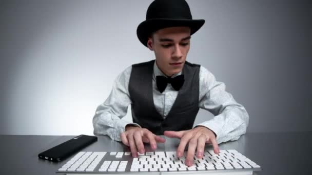 Businessman tastarea pe tastatura computerului — Videoclip de stoc