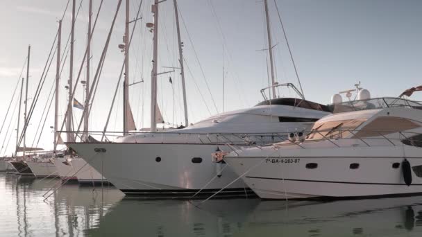 Bateaux amarrés dans le port de badalona, espagne — Video