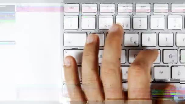 Man typen met TV op hoofd en computer toetsenbord — Stockvideo