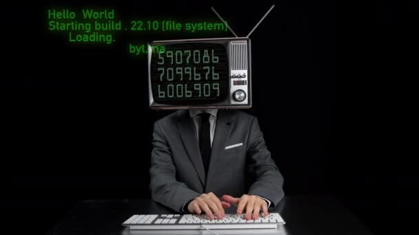 Homem digitando com TV na cabeça mostrando números na tela — Vídeo de Stock