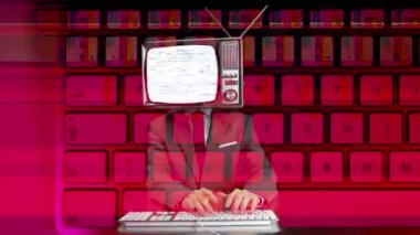 Kafasında ve klavyesinde TV yazan adam