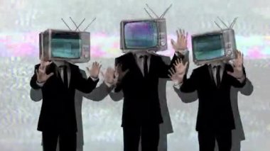 Kafasında TV olan üç iş adamı.