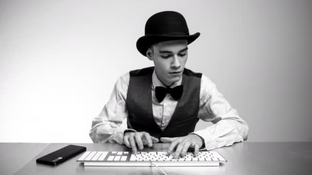 Бизнесмен печатает на клавиатуре компьютера — стоковое видео