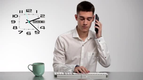 Busy businessman using keyboard and answering phone — Wideo stockowe