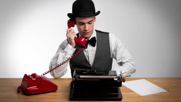 Geschäftsmann trägt Melone mit Schreibmaschine — Stockvideo