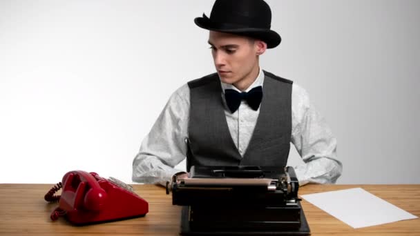 Бизнесмен в боулинге с помощью пишущей машинки — стоковое видео
