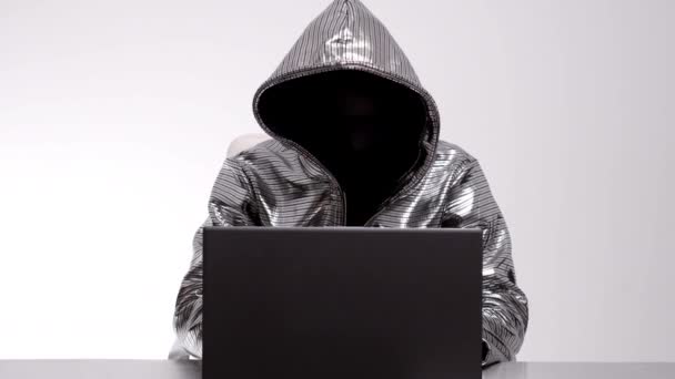 Computer hacker in zilveren jas — Stockvideo