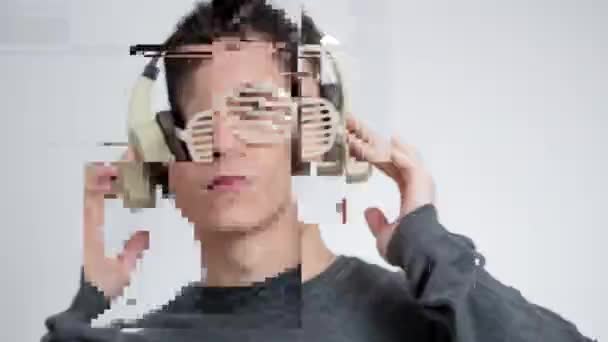 Young man wearing headphones and nodding — Stock Video