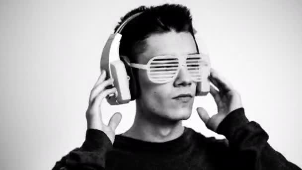 Hombre joven con auriculares y asintiendo — Vídeos de Stock