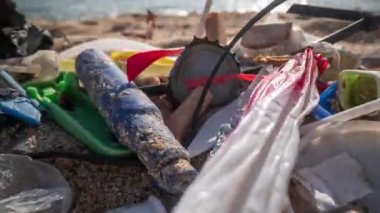 Plastik plaja atılmış.
