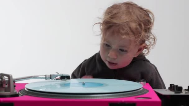 DJ bambina con giradischi — Video Stock