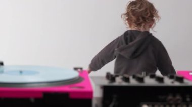 DJ bebek pikapla dans ediyor.