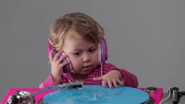 Plakçısı olan DJ bebek kız