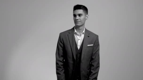 Молодой человек в рубашке и куртке — стоковое видео
