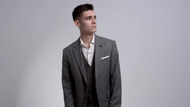 Молодий чоловік у сорочці та куртці — стокове відео