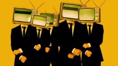 Erkekler dans ediyor, takım elbise giyiyor ve başında TV var.