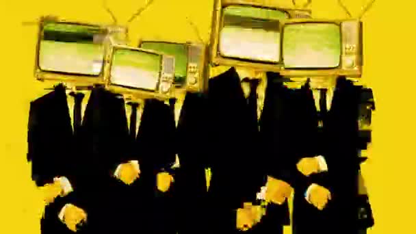 Мужчины танцуют в костюме с телевизором на голове — стоковое видео