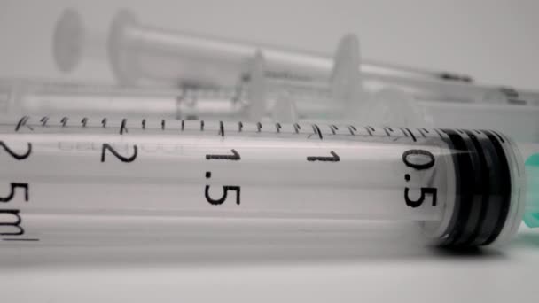 Une rangée de seringues médicales — Video