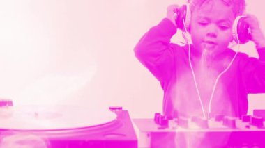 Pikaplı kulaklık takan küçük kız DJ.