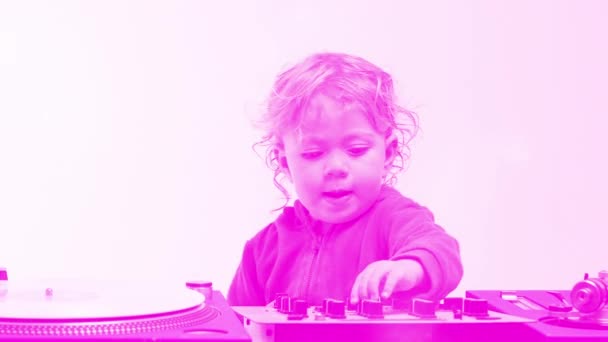 Baby meisje DJ met platenspeler — Stockvideo