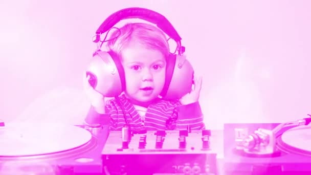Bébé fille portant des écouteurs avec lecteur de disque — Video