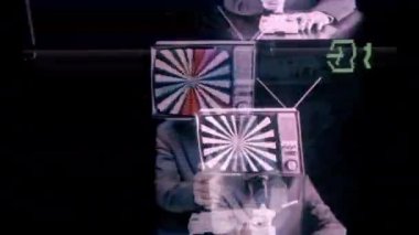 Kafasında TV olan adam video oyunları oynuyor