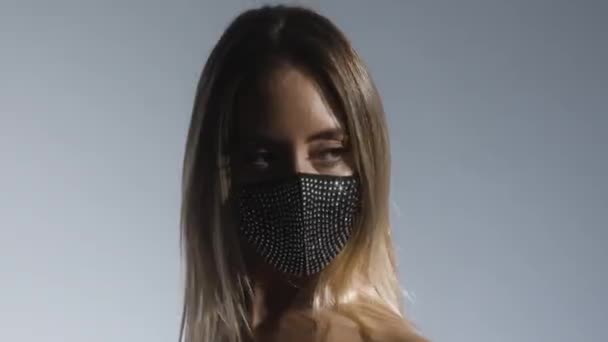Молода жінка з блискучою маскою для обличчя — стокове відео