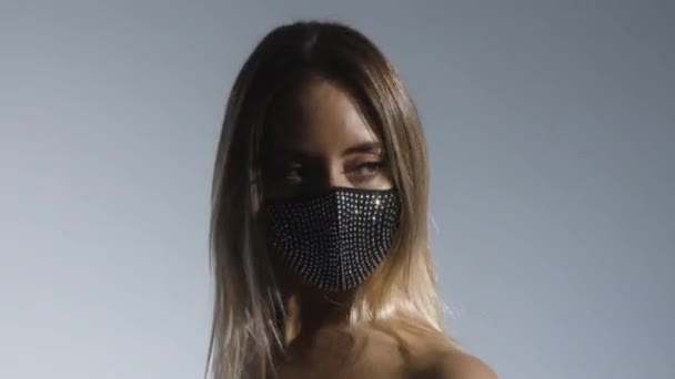 Jonge vrouw met sprankelend gezichtsmasker — Stockvideo