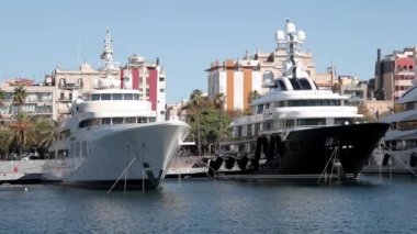 Barselona İspanya, Vell Limanı 'nda lüks yatlar.