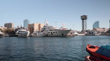 Barselona İspanya, Vell Limanı 'nda lüks yatlar.
