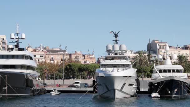 Luxusyachten im Hafen von Port Vell, Spanien — Stockvideo