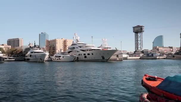 Yates de lujo en el puerto de Vell, barcelona España — Vídeo de stock