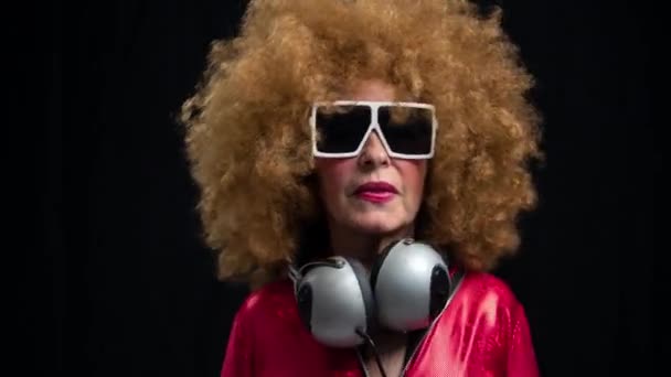 Mujer mayor bailando en disco con auriculares — Vídeos de Stock
