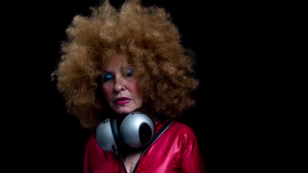 Seniorin tanzt mit Kopfhörern in Disco — Stockvideo
