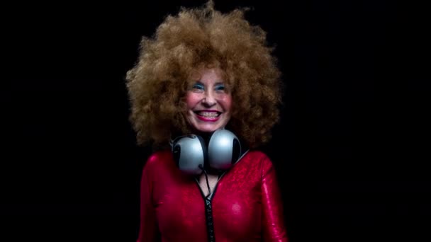 Femme âgée dansant en discothèque avec écouteurs — Video