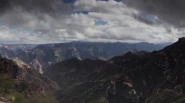 Meksika 'daki Bakır Kanyon' un döngü hızında döngü.