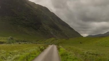 İskoçya dağlarında ileri ve geri sürat sürüşü