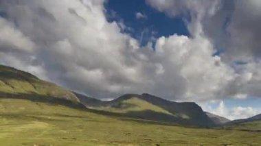 İskoçya dağlarının ileri ve geri zaman geçişi