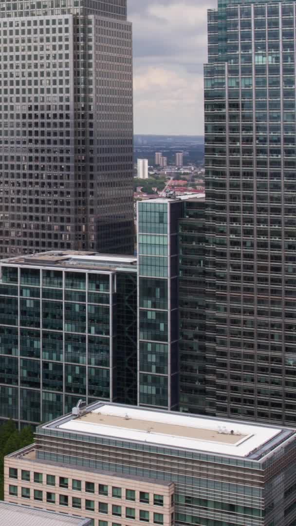 Vertical video timelapse video of Canary Wharf, London — Stock Video