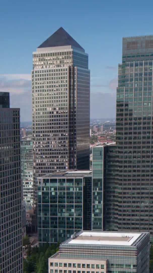 Video verticale timelapse video di Canary Wharf, Londra — Video Stock