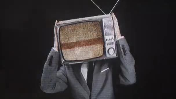 Man bär kostym med TV på huvudet — Stockvideo