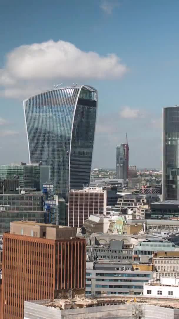 Vertical video timelapse of the skyline of London — стоковое видео