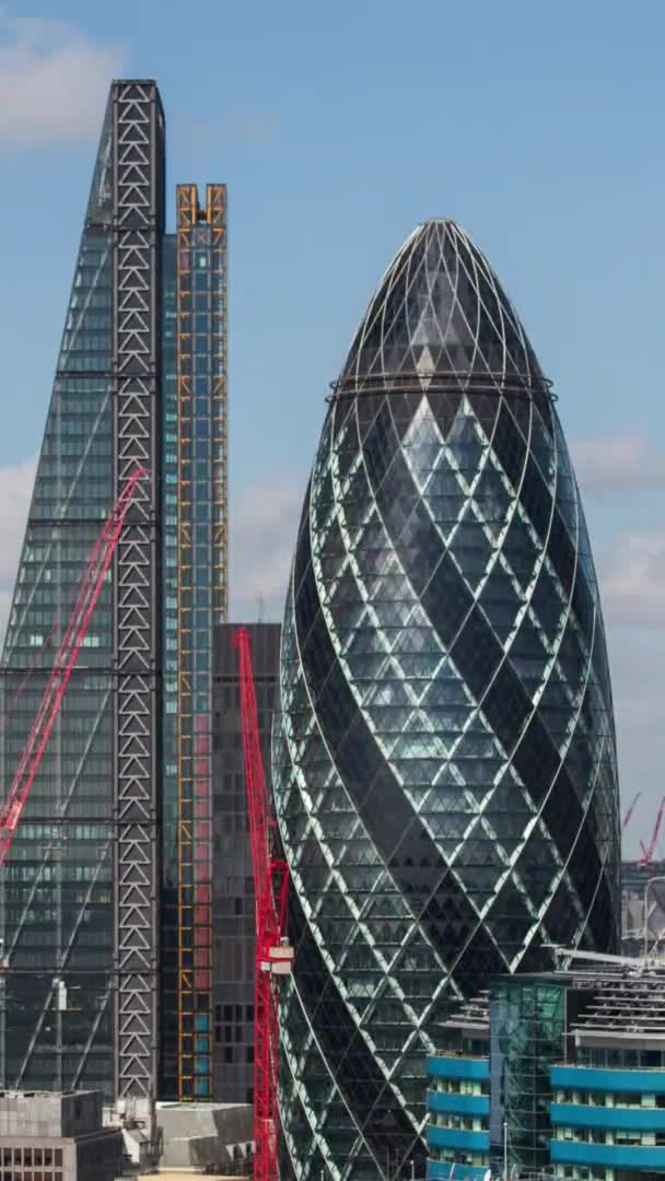 Vertical video timelapse of the skyline of London — стоковое видео