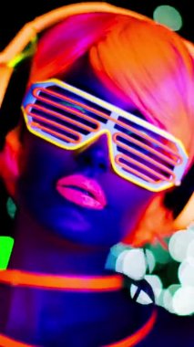 Ultraviyole ışıltılı kadın dansçının dikey videosu