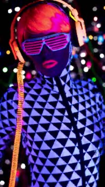 Ultraviyole ışıltılı kadın dansçının dikey videosu