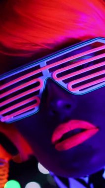 Ultraviyole ışıltılı kadın dansçının dikey videosu