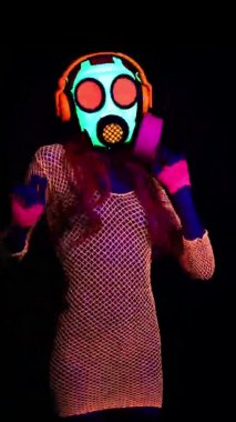 Gaz maskeli UV ışıltılı kadın dansçının dikey videosu